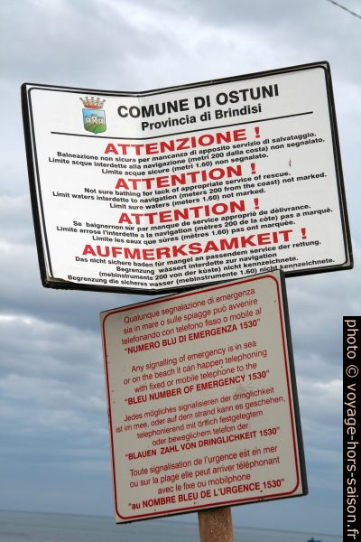 Panneaux multilingues de la commune d'Ostuni avec traductions très audacieuses. Photo © Alex Medwedeff