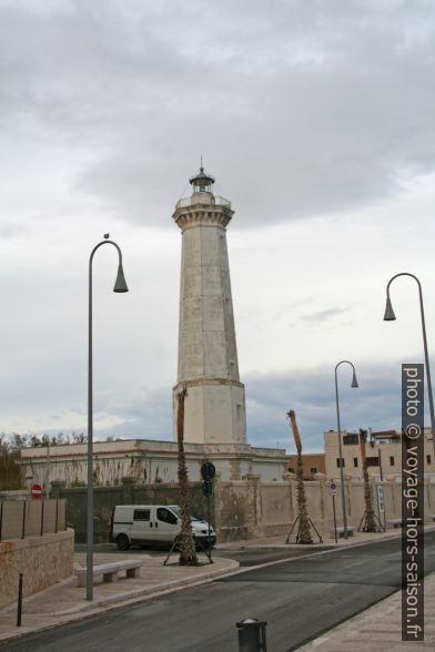 Phare de Torre Canne et notre trafic. Photo © André M. Winter