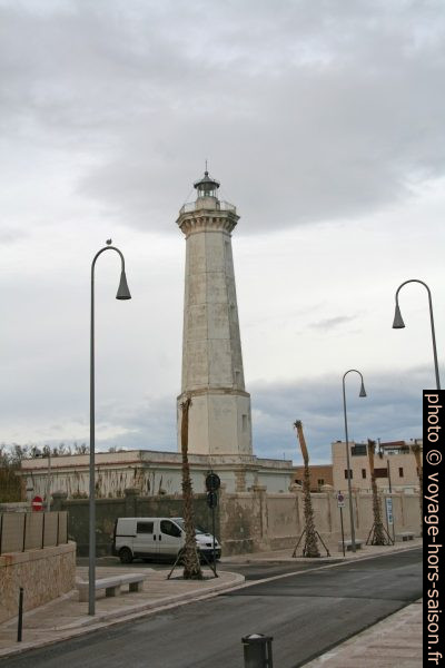Phare de Torre Canne et notre trafic. Photo © André M. Winter