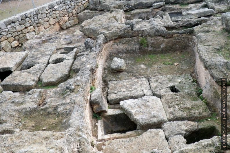 Nécropole ouest d'Egnazia avec tombes d'urnes. Photo © André M. Winter