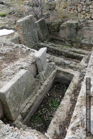 Tombes dans la nécropole ouest d'Egnazia. Photo © André M. Winter