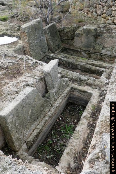 Tombes dans la nécropole ouest d'Egnazia. Photo © André M. Winter