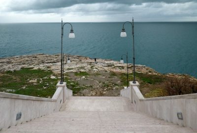 Escalier monumental menant nulle part à Polignano. Photo © André M. Winter