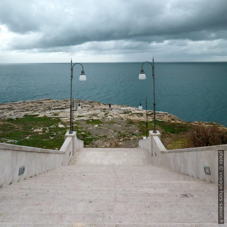 Escalier monumental menant nulle part à Polignano. Photo © André M. Winter