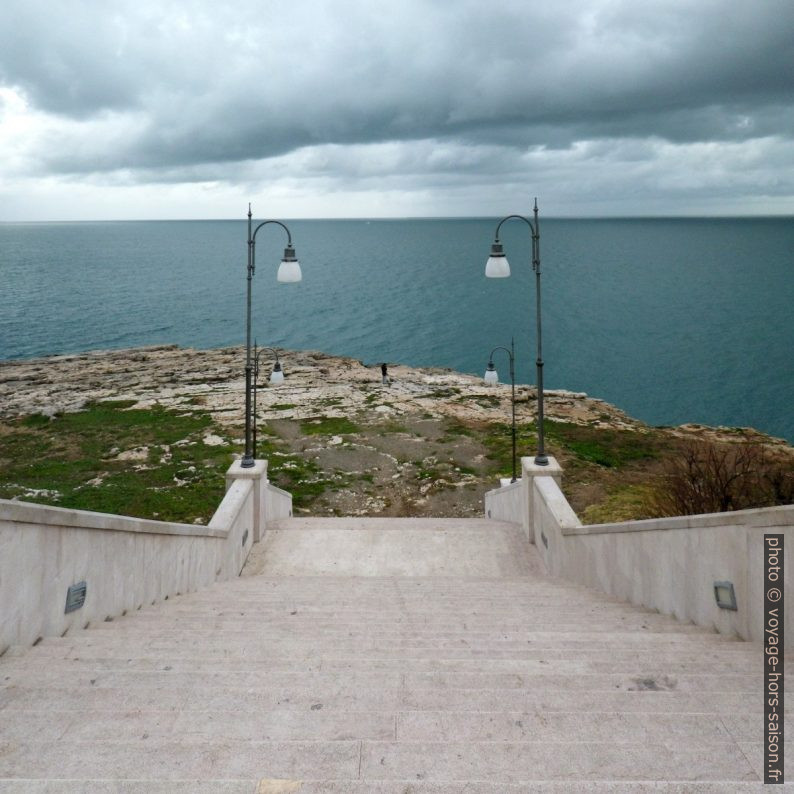 Escalier monumental menant nulle part à Polignano. Photo © André M. Winter