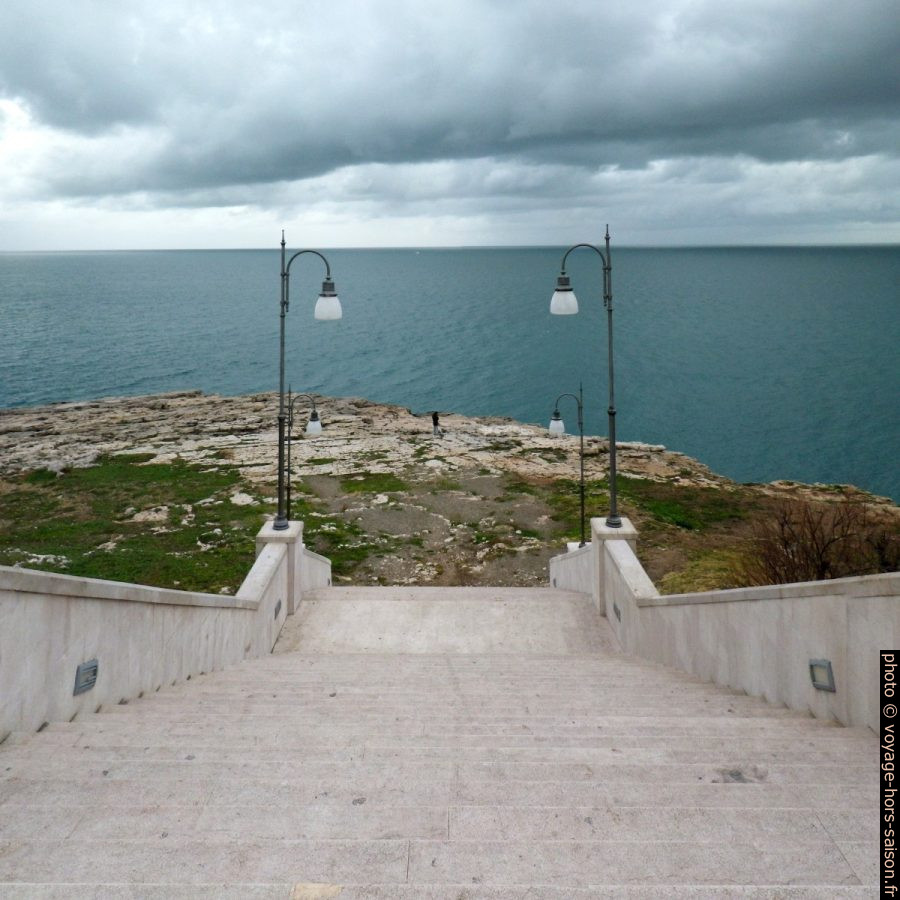 Escalier monumental menant nulle part à Polignano. Photo © André M. Winter