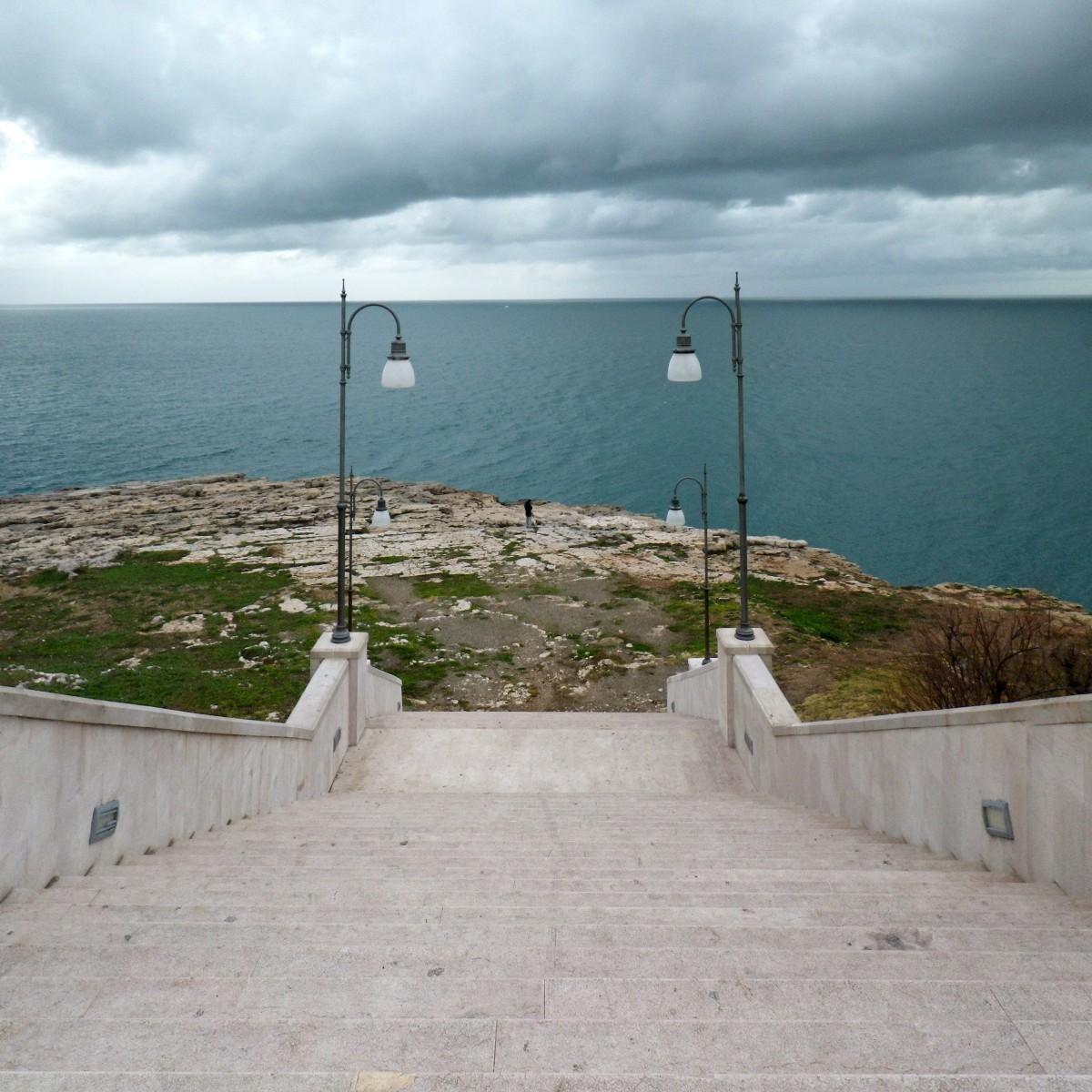 Escalier monumental menant nulle part à Polignano. Photo © André M. Winter