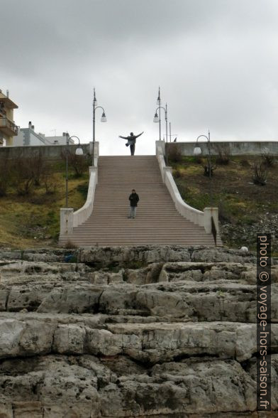 Escalier monumental et la statue de Domenico Modugno. Photo © André M. Winter