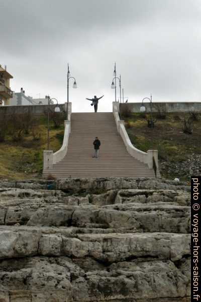 Escalier monumental et la statue de Domenico Modugno. Photo © André M. Winter