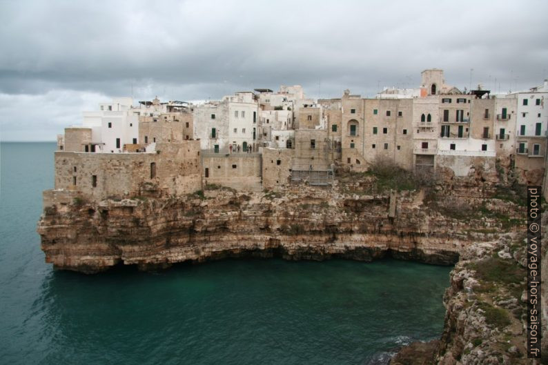 Polignano sur sa côte rocheuse. Photo © Alex Medwedeff