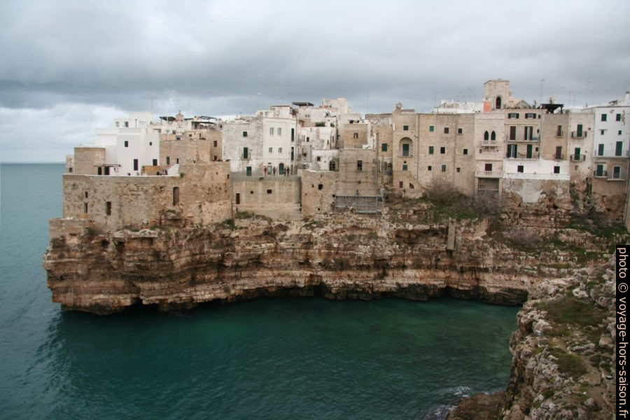 Polignano sur sa côte rocheuse. Photo © Alex Medwedeff