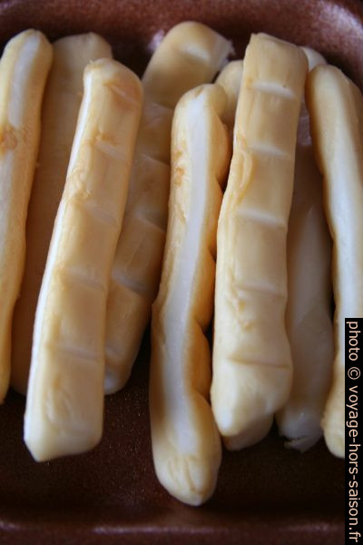 Sicks de scamorza fumé. Photo © Alex Medwedeff