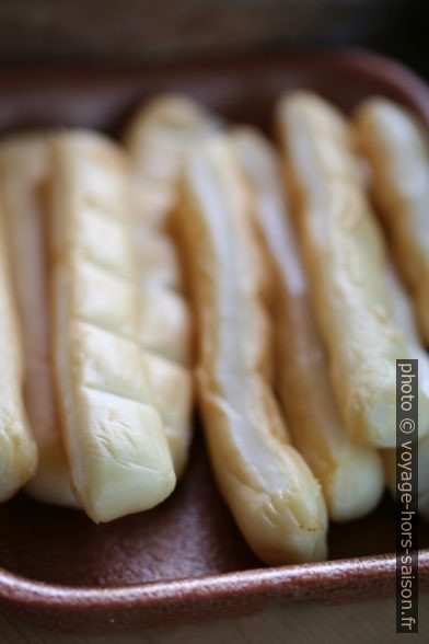 Sicks de scamorza fumé. Photo © Alex Medwedeff