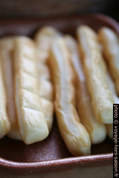 Sicks de scamorza fumé. Photo © Alex Medwedeff