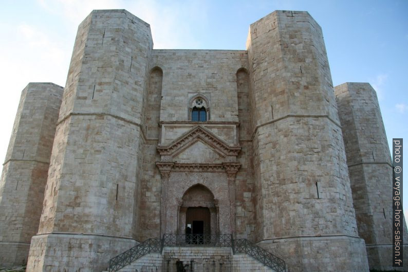 Porte d'entrée principale du Castel del Monte. Photo © André M. Winter