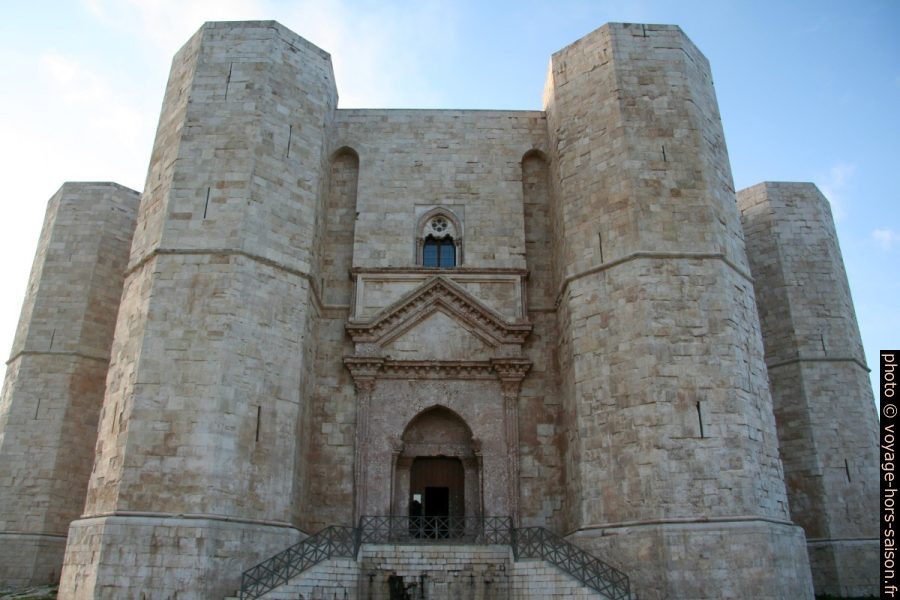Porte d'entrée principale du Castel del Monte. Photo © André M. Winter