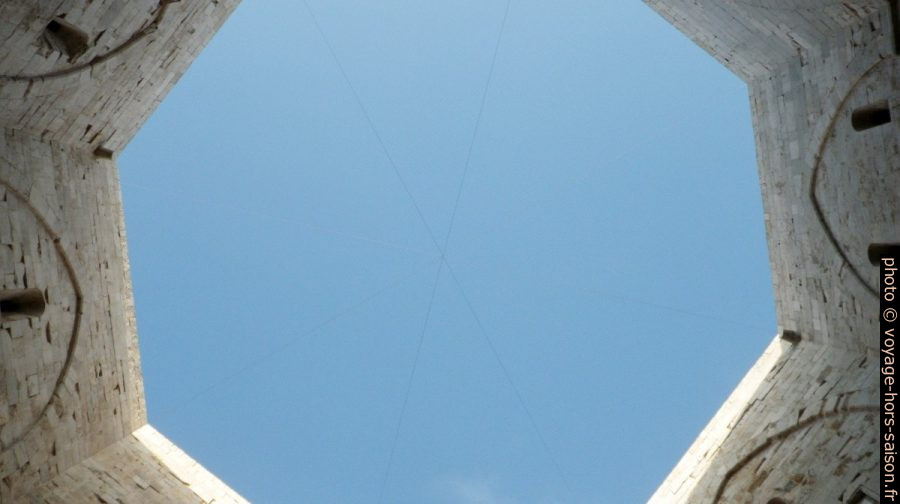 Vue verticale de la cour intérieure du Castel del Monte. Photo © André M. Winter