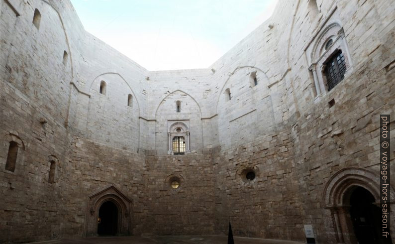 Cour intérieure du Castel del Monte. Photo © André M. Winter