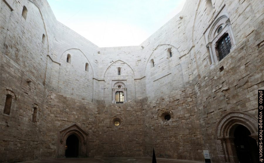 Cour intérieure du Castel del Monte. Photo © André M. Winter