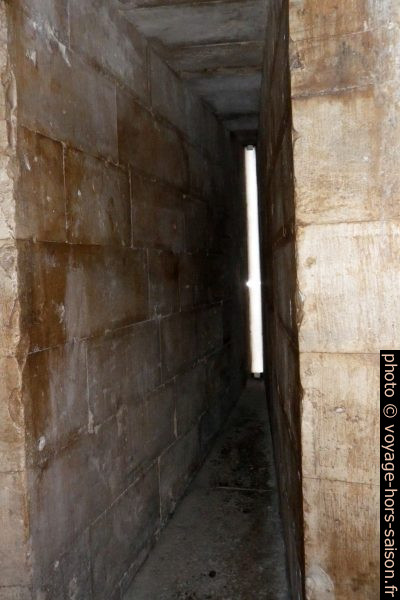 Meurtrière dans un escalier du Castel del Monte. Photo © André M. Winter