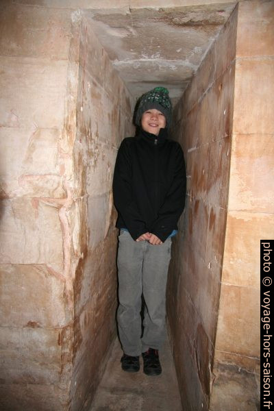 Nicolas dans une meurtrière du Castel del Monte. Photo © Alex Medwedeff