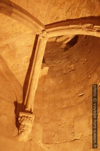 Cage des escaliers en colimaçon du Castel del Monte. Photo © André M. Winter