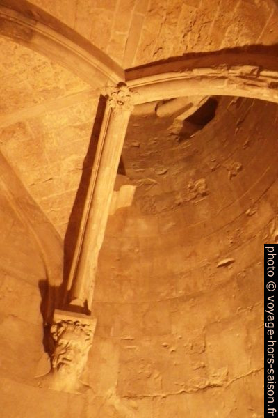 Cage des escaliers en colimaçon du Castel del Monte. Photo © André M. Winter