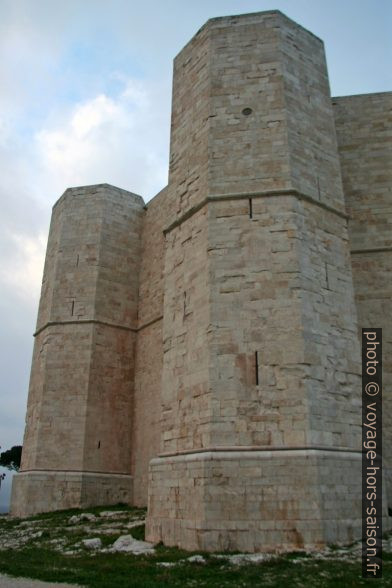 Tours octogonales du Castel del Monte. Photo © Alex Medwedeff