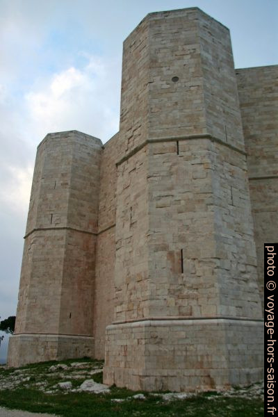 Tours octogonales du Castel del Monte. Photo © Alex Medwedeff