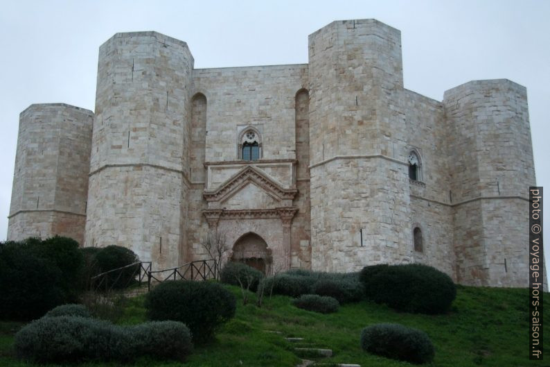 Formes octogonales du Castel del Monte. Photo © Alex Medwedeff