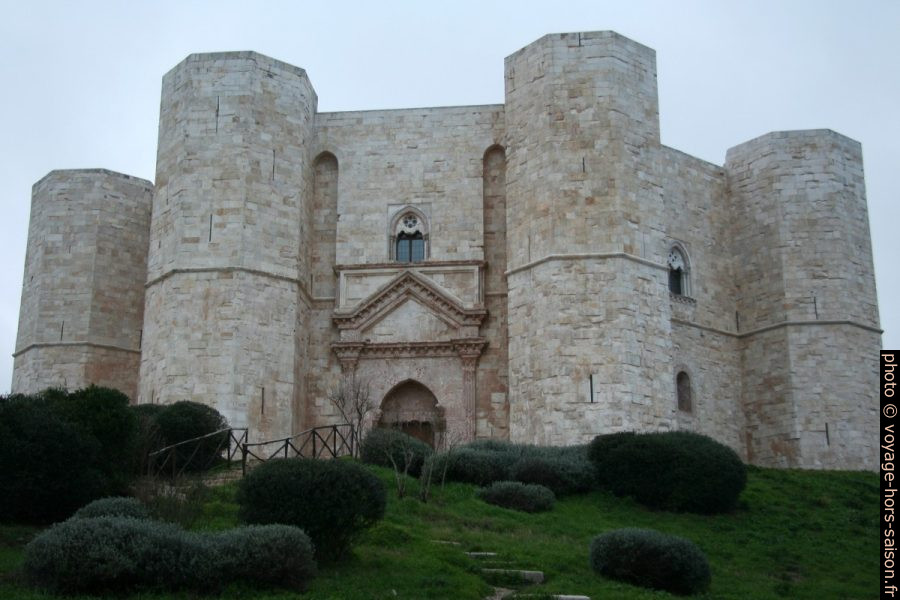 Formes octogonales du Castel del Monte. Photo © Alex Medwedeff