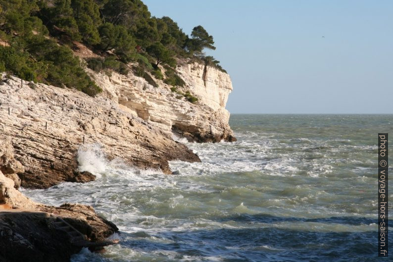 Mer agitée dans la Cala della Pergola. Photo © André M. Winter