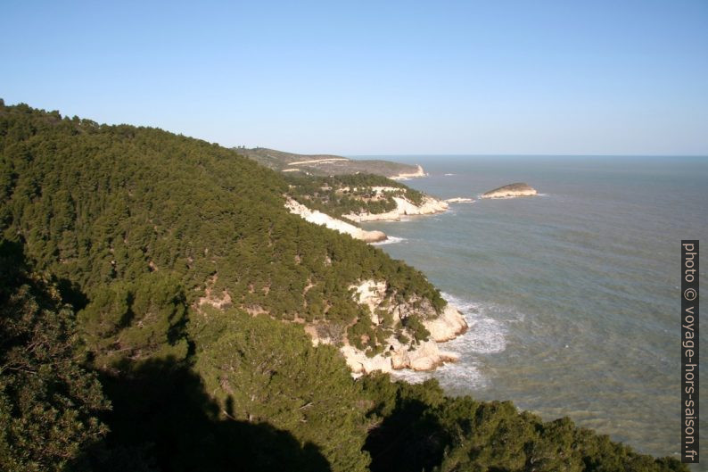 Côte de Gargano avec l'Isola di Campi. Photo © André M. Winter