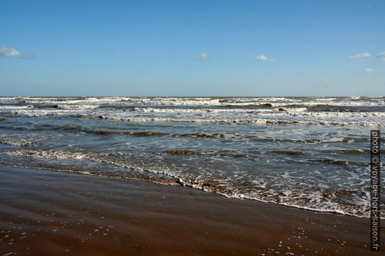 Les vagues sur la plage de Vieste. Photo © André M. Winter