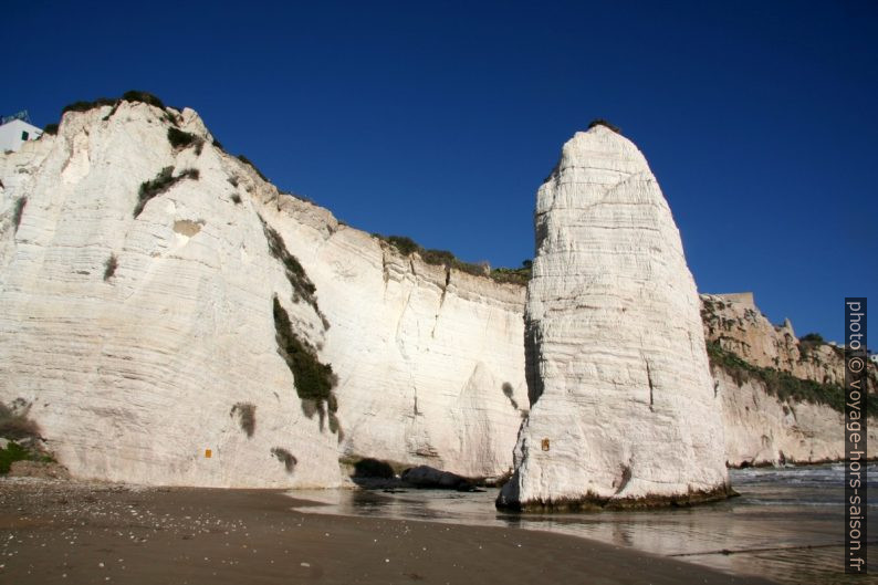 Côte sud de Vieste avec le Pizzomunno. Photo © André M. Winter