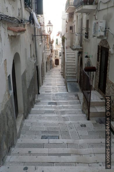 Ruelle avec marches à   Vieste. Photo © André M. Winter