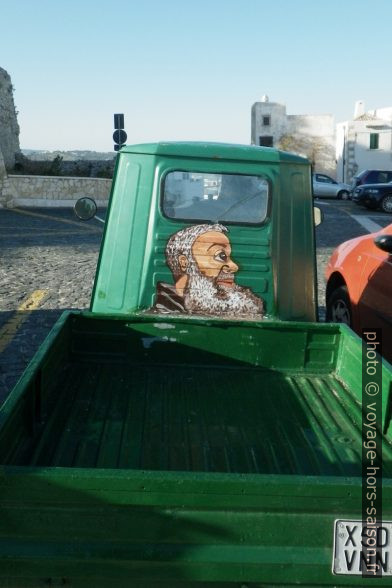 Dessin de Padre Pio sur un tricycle Piaggio Ape. Photo © André M. Winter