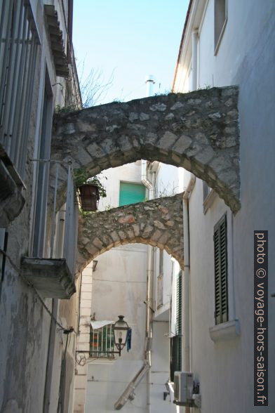 Arcs de soutien par dessus une ruelle. Photo © André M. Winter