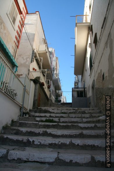 Escaliers dans la ville de Vieste. Photo © Alex Medwedeff
