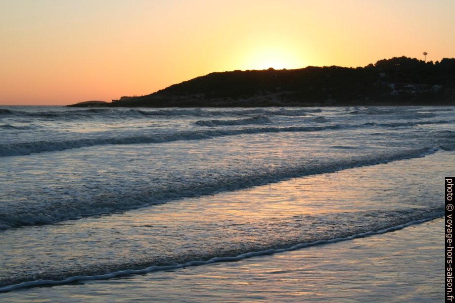 Soleil matinal à la Plage de Sfinale. Photo © Alex Medwedeff