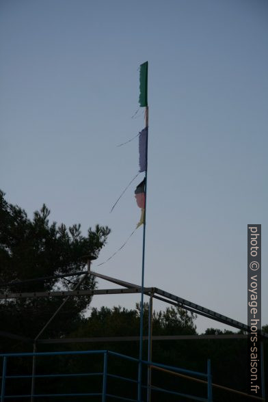 Drapeaux écourtés par le vent. Photo © Alex Medwedeff