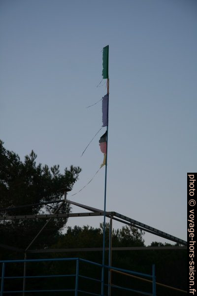 Drapeaux écourtés par le vent. Photo © Alex Medwedeff