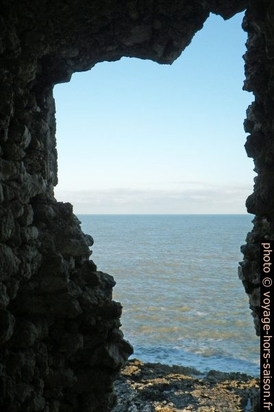 Vue de la mer d'une fenêtre de la Torre di Sfinale. Photo © André M. Winter
