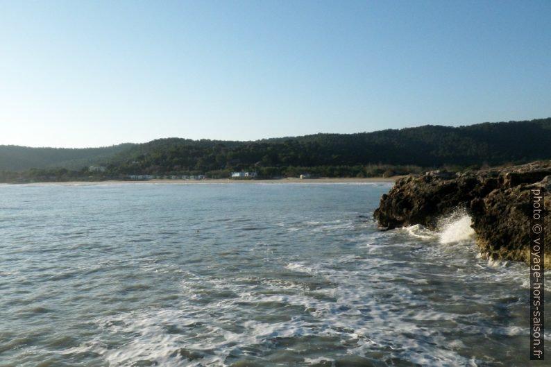 Plage de Sfinale vue du cap. Photo © André M. Winter