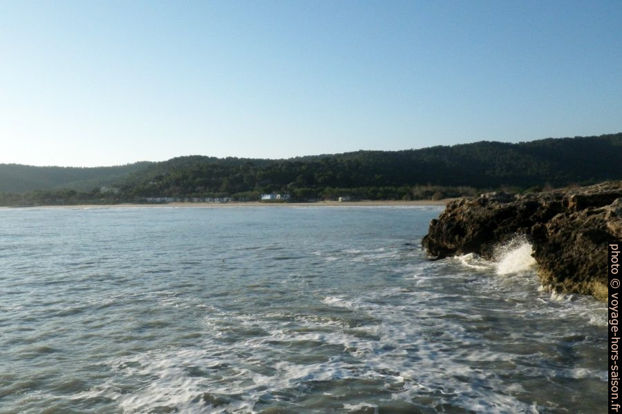Plage de Sfinale vue du cap. Photo © André M. Winter