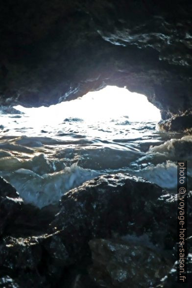De l'eau de mer dans une grotte de la côte de Gargano. Photo © André M. Winter