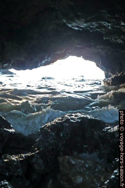 De l'eau de mer dans une grotte de la côte de Gargano. Photo © André M. Winter