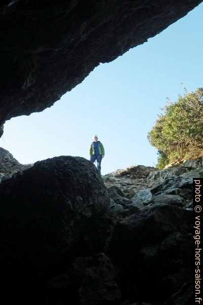 Alex vue d'une grotte de la côte de Gargano. Photo © André M. Winter