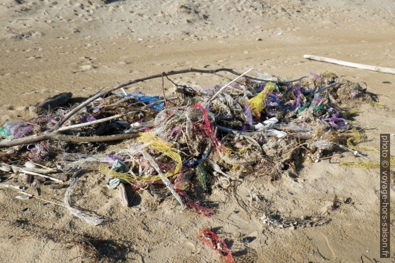 Déchets sur la plage de Sfinale. Photo © Alex Medwedeff