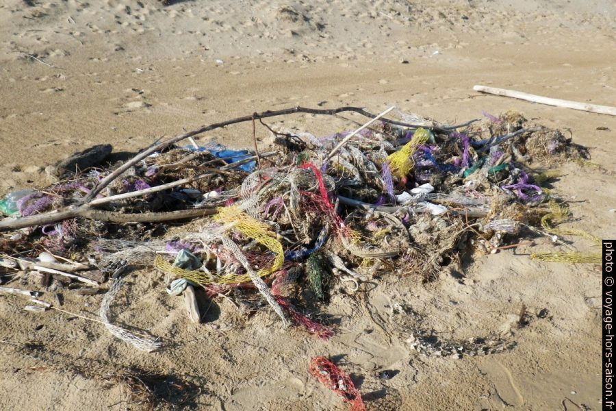Déchets sur la plage de Sfinale. Photo © Alex Medwedeff